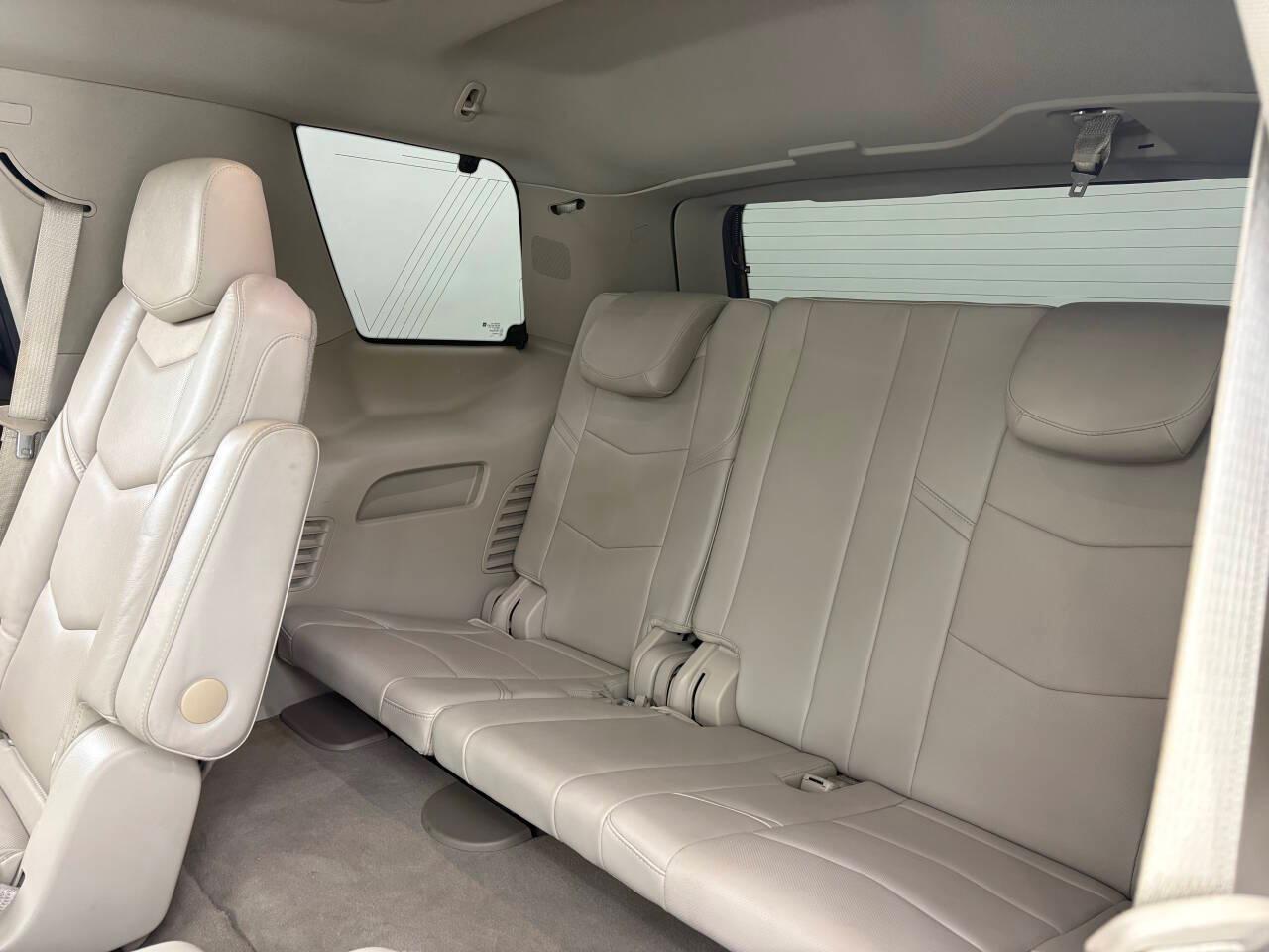 Cadillac Escalade Luxury 2WD 2017