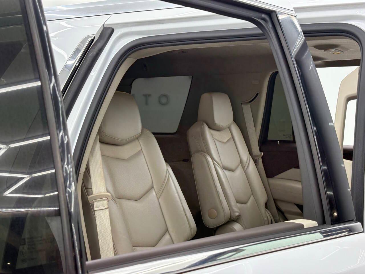 Cadillac Escalade Luxury 2WD 2017