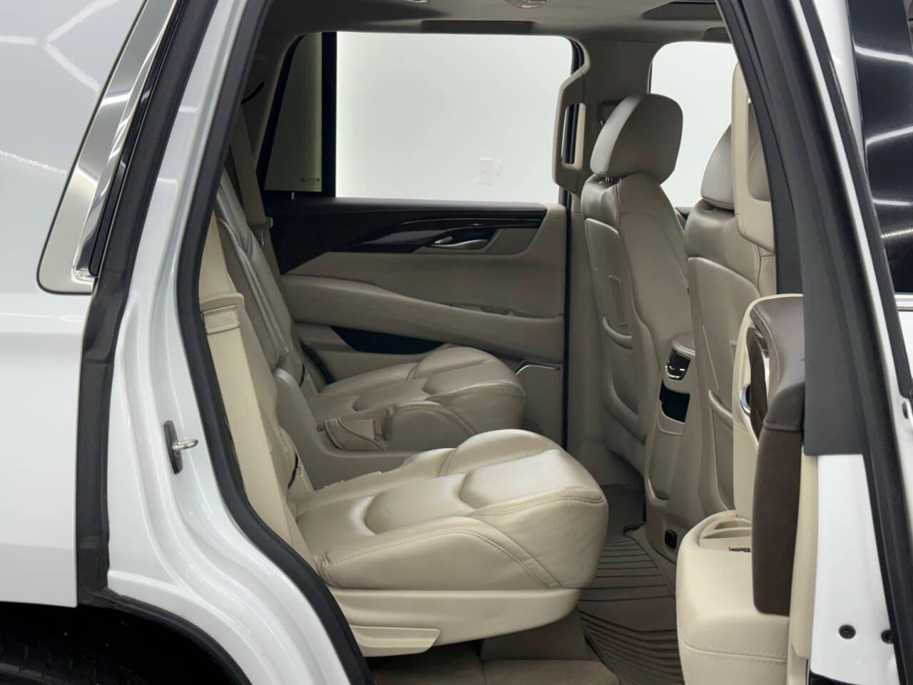 Cadillac Escalade Luxury 2WD 2017