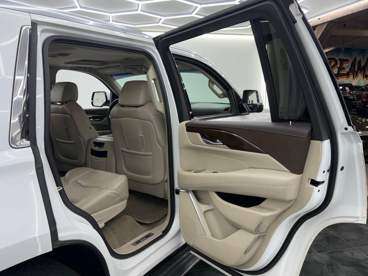 Cadillac Escalade Luxury 2WD 2017