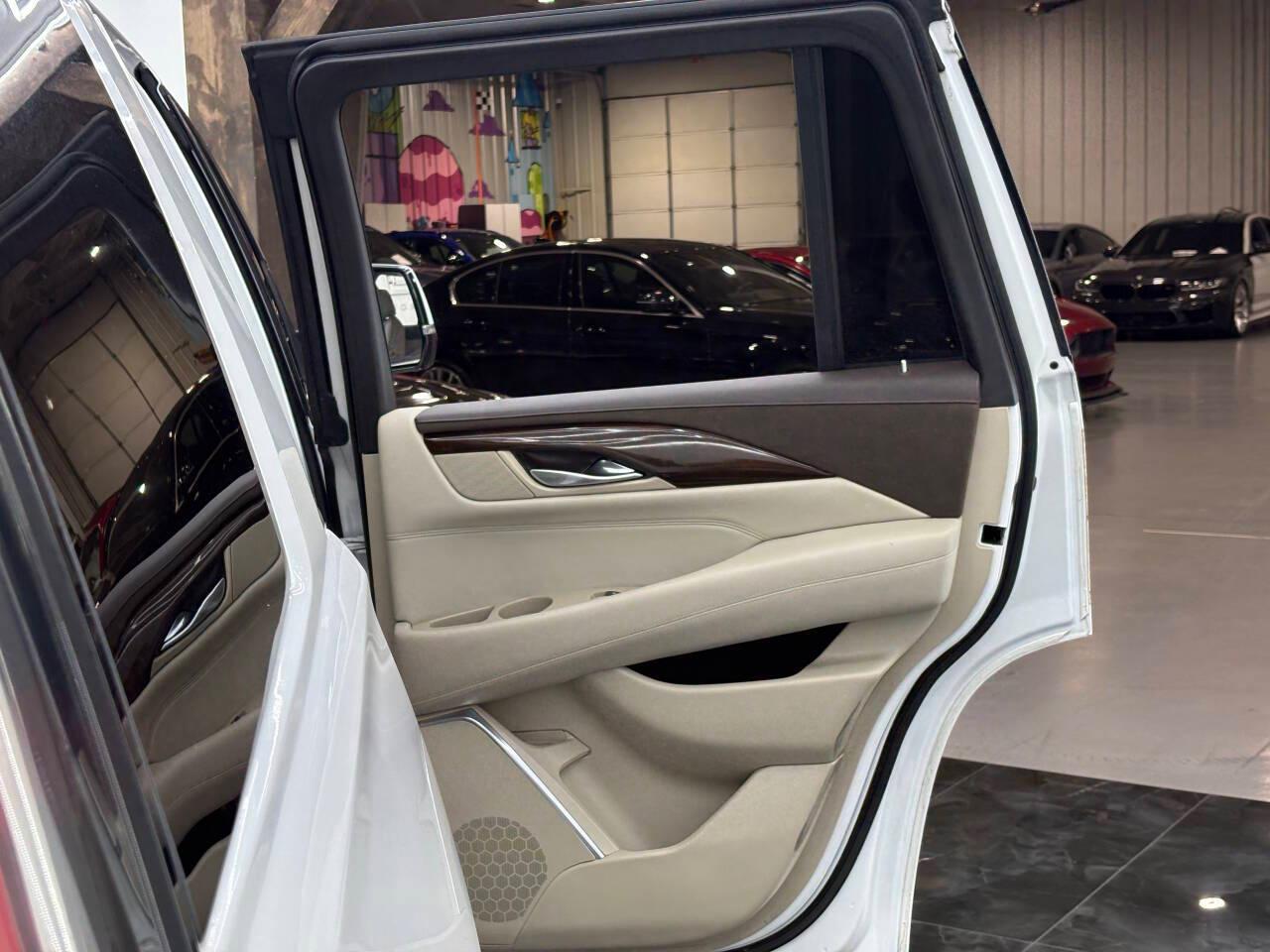 Cadillac Escalade Luxury 2WD 2017