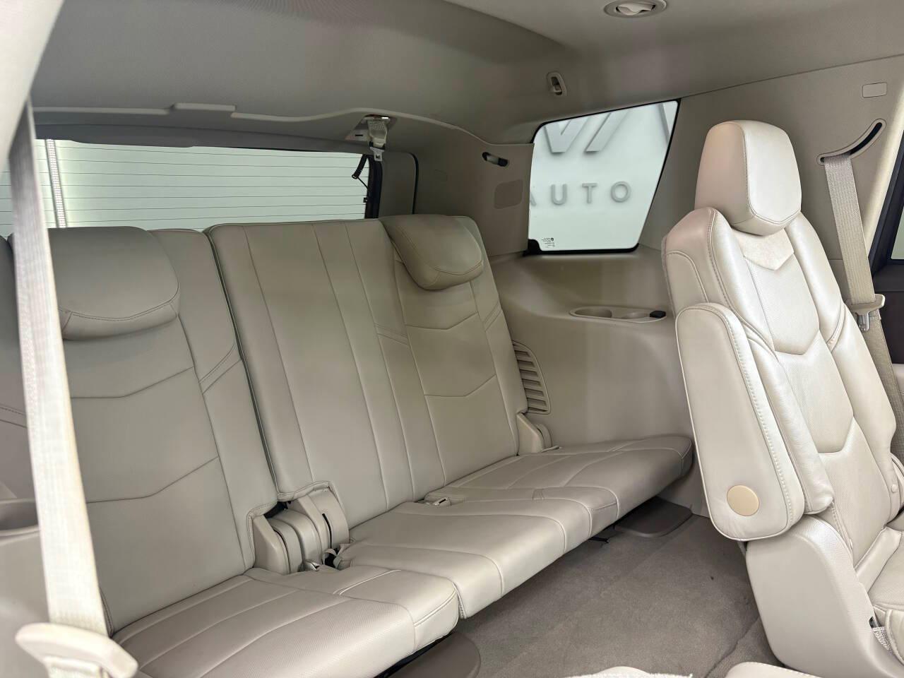 Cadillac Escalade Luxury 2WD 2017