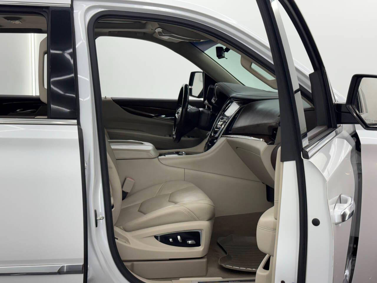 Cadillac Escalade Luxury 2WD 2017