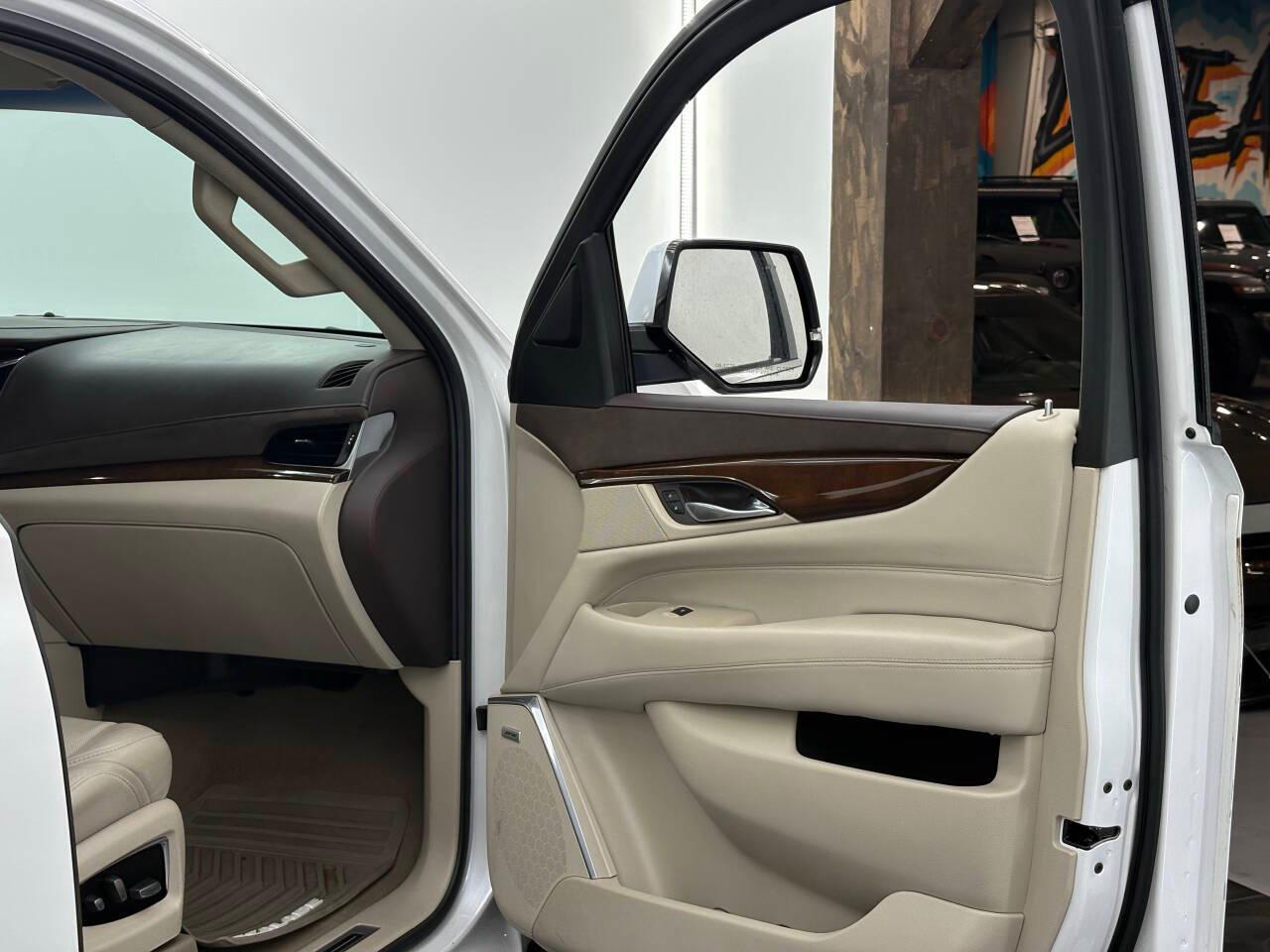 Cadillac Escalade Luxury 2WD 2017