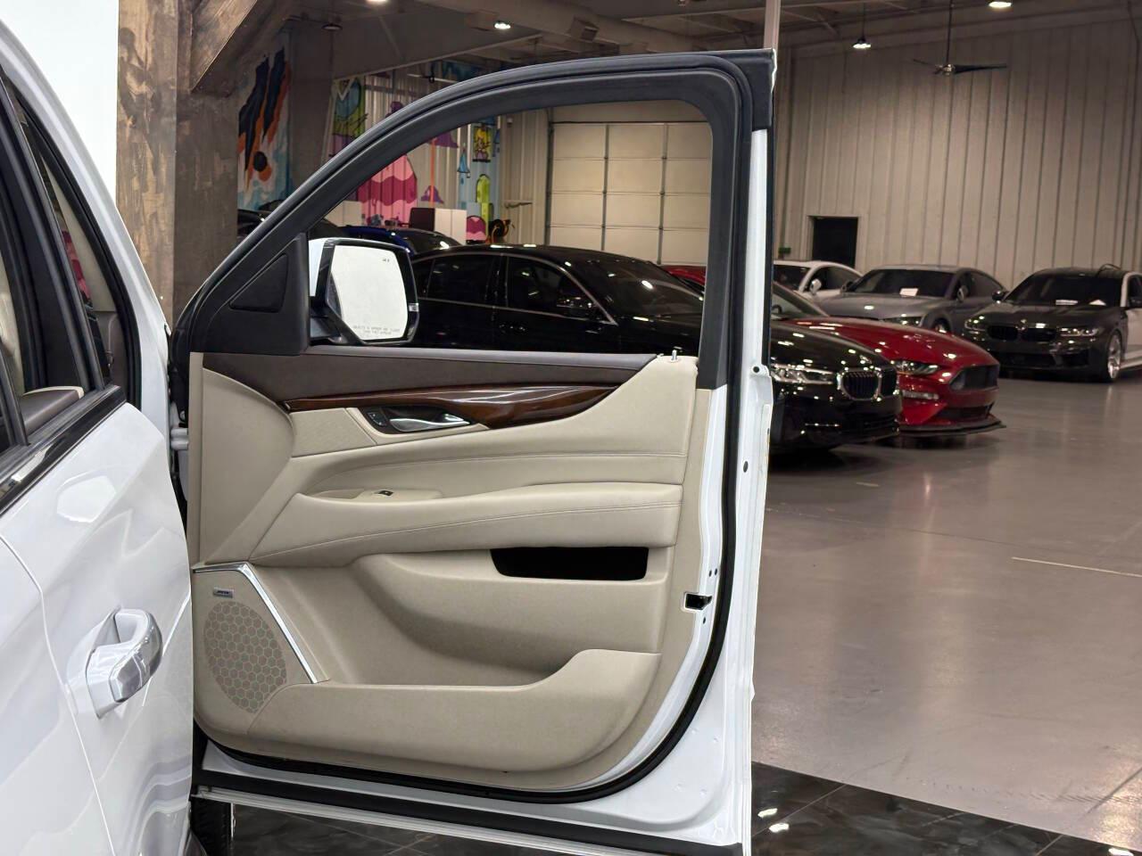Cadillac Escalade Luxury 2WD 2017