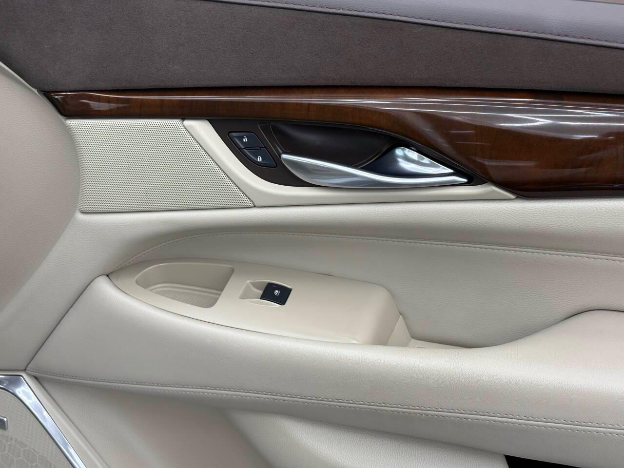 Cadillac Escalade Luxury 2WD 2017