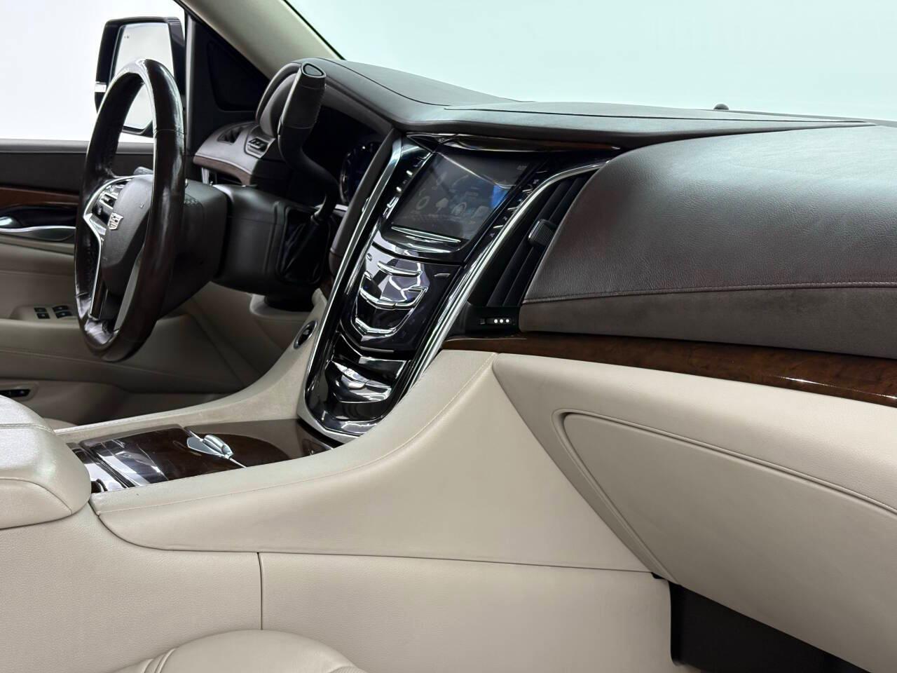 Cadillac Escalade Luxury 2WD 2017