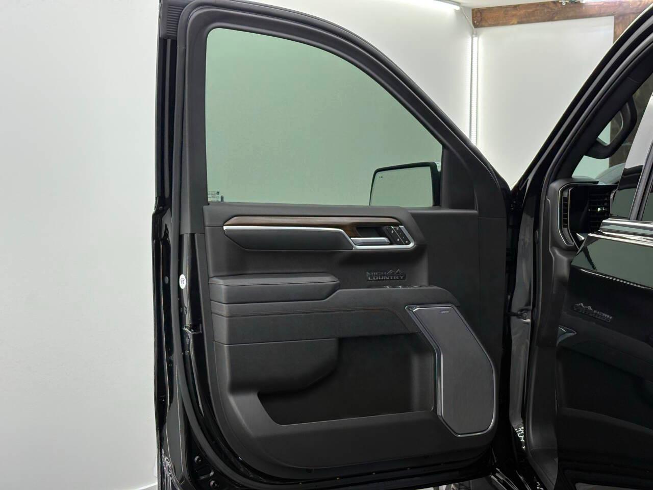Chevrolet Silverado 1500 High Country Crew Cab 4WD 2025