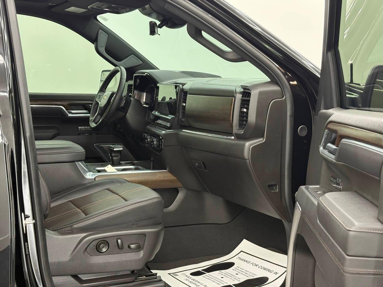 Chevrolet Silverado 1500 High Country Crew Cab 4WD 2025