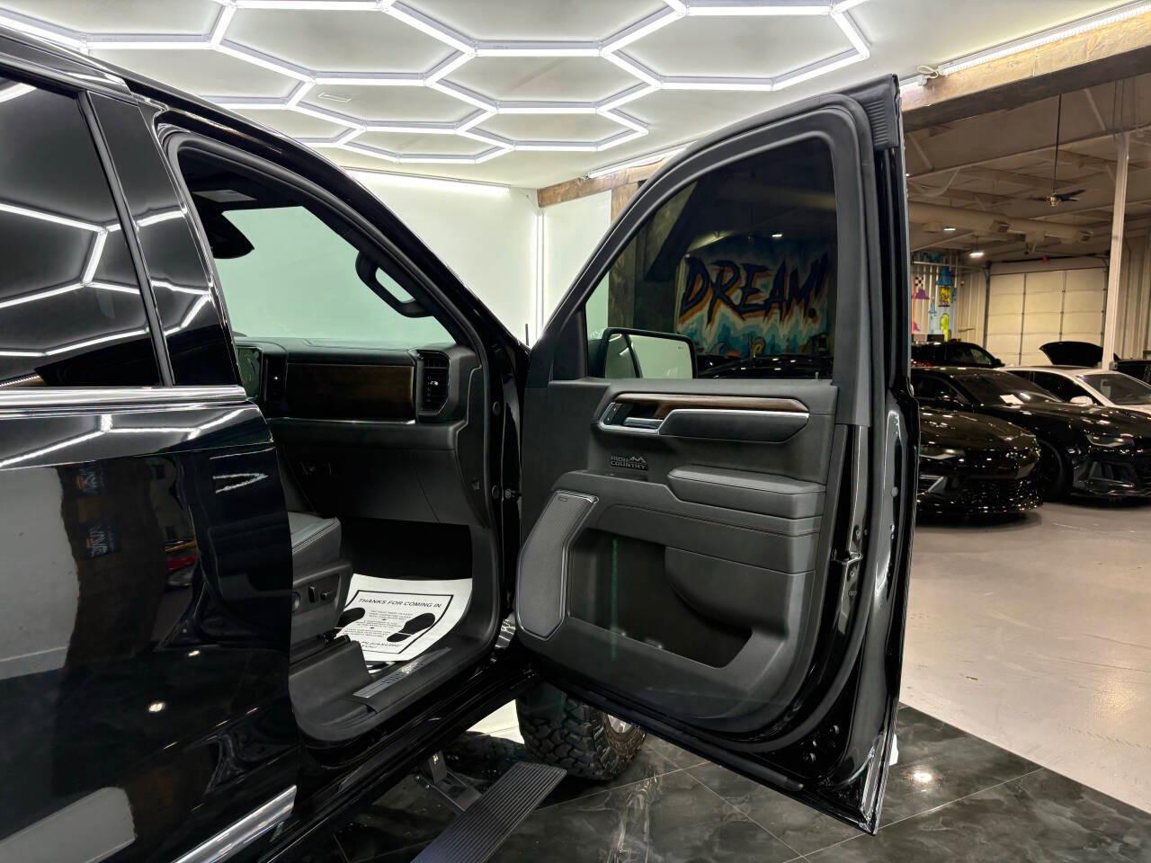 Chevrolet Silverado 1500 High Country Crew Cab 4WD 2025