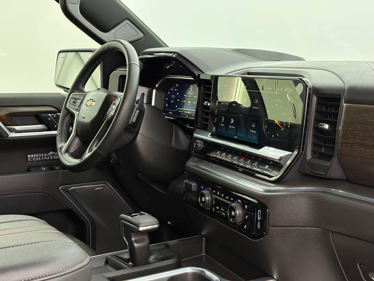 Chevrolet Silverado 1500 High Country Crew Cab 4WD 2025