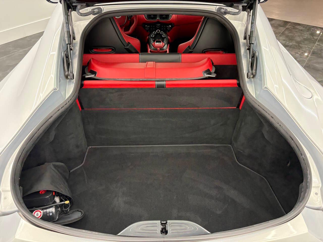 Aston Martin Vantage Base 2019