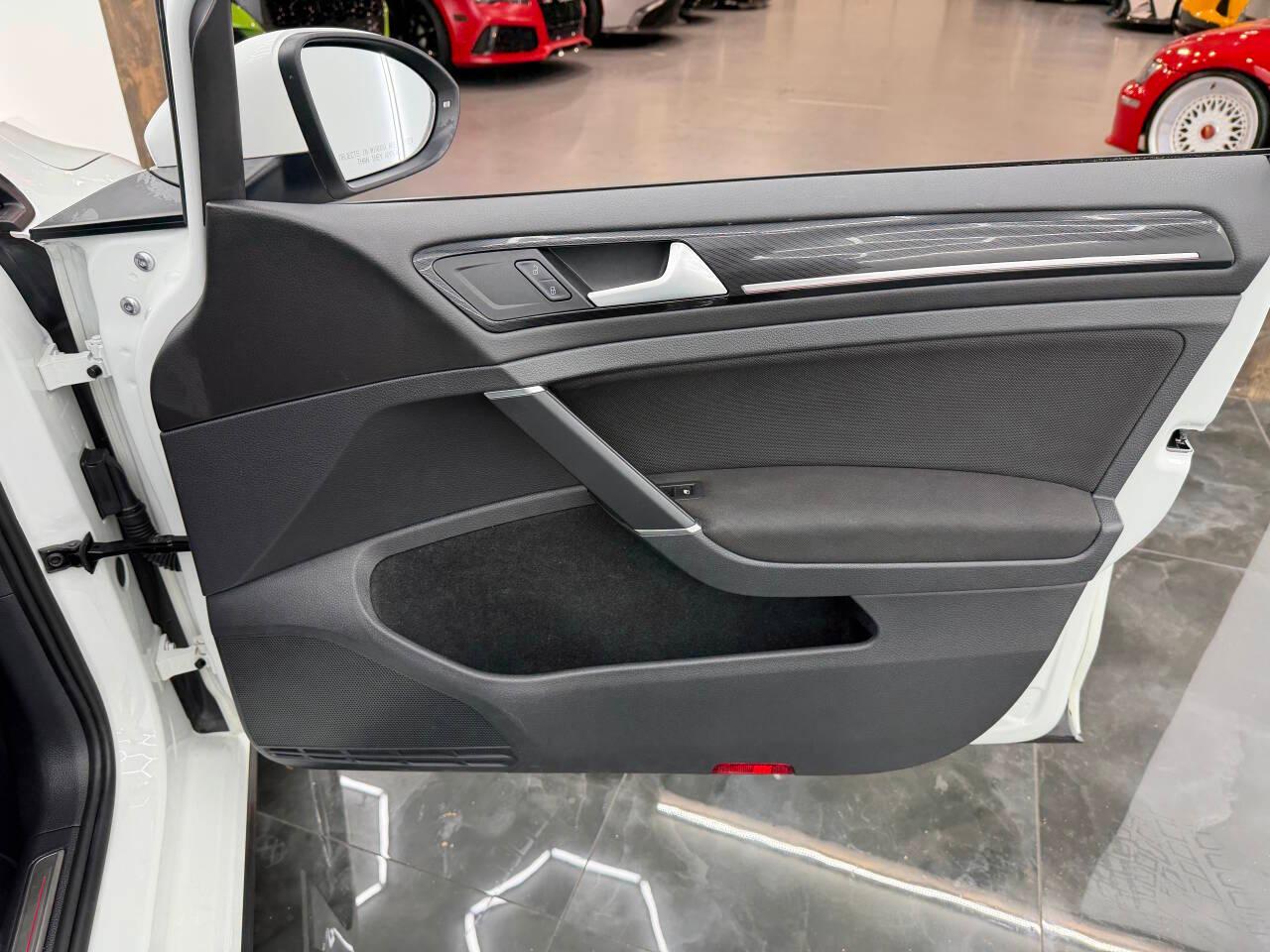 Volkswagen Golf GTI S 6A 4-Door 2017