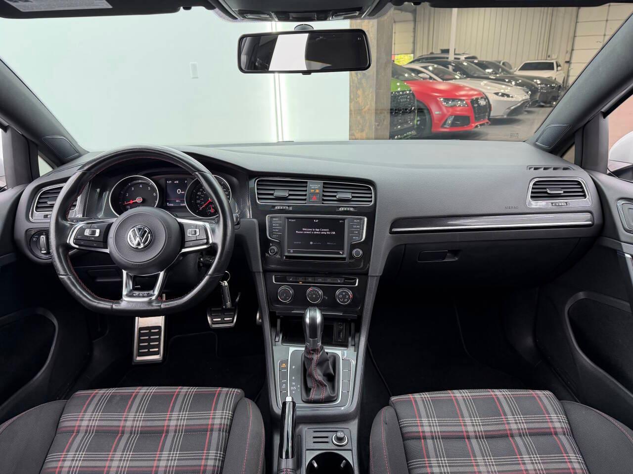 Volkswagen Golf GTI S 6A 4-Door 2017