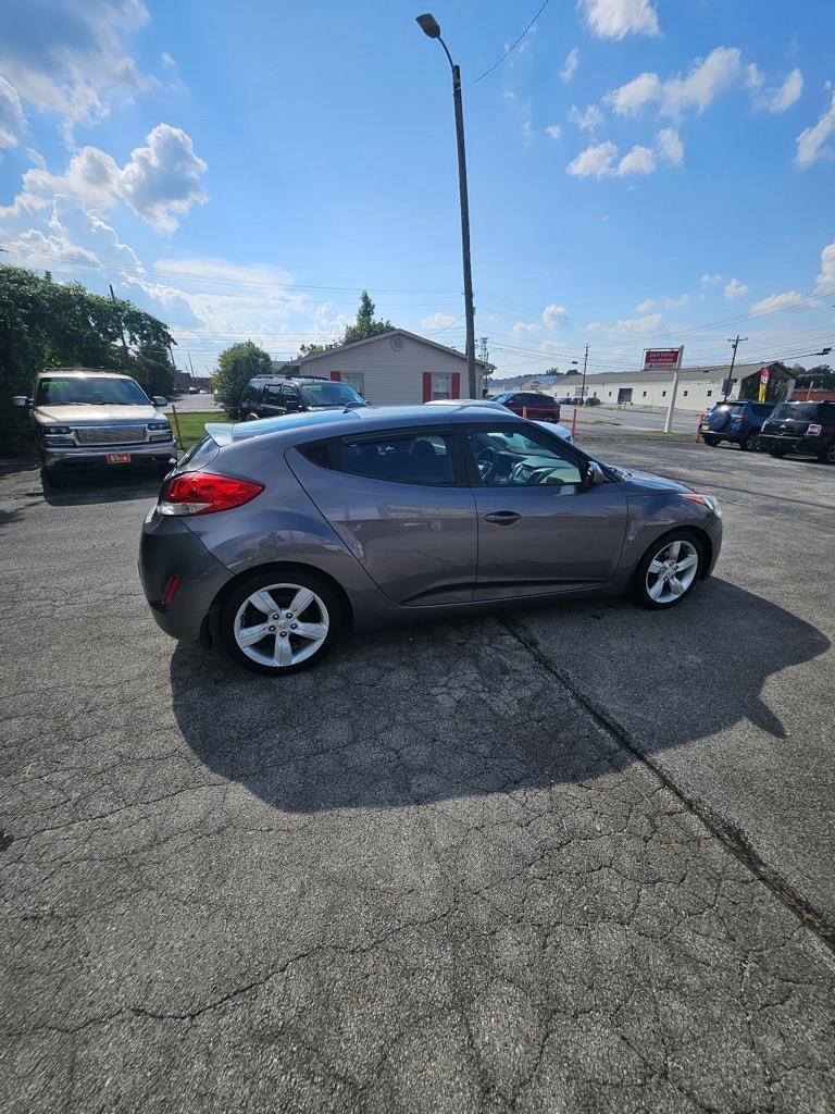 Hyundai Veloster Base 2012