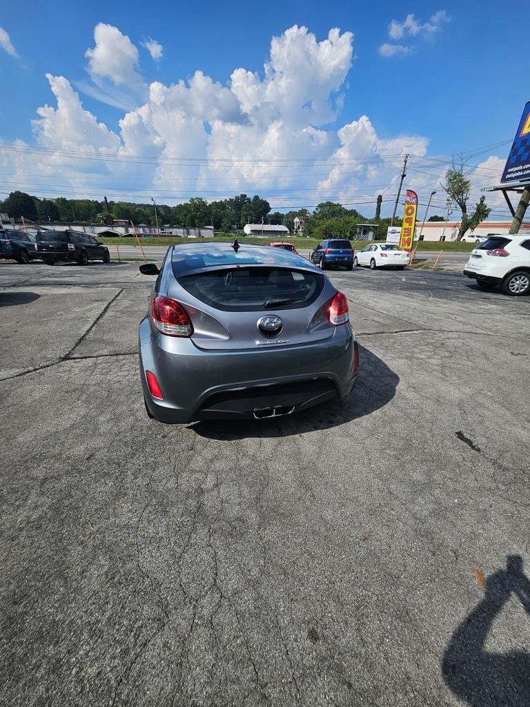 Hyundai Veloster Base 2012