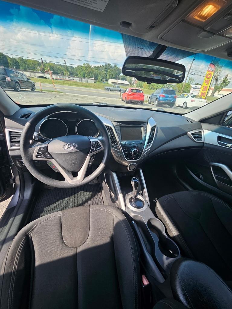 Hyundai Veloster Base 2012