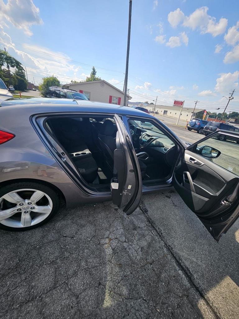 Hyundai Veloster Base 2012