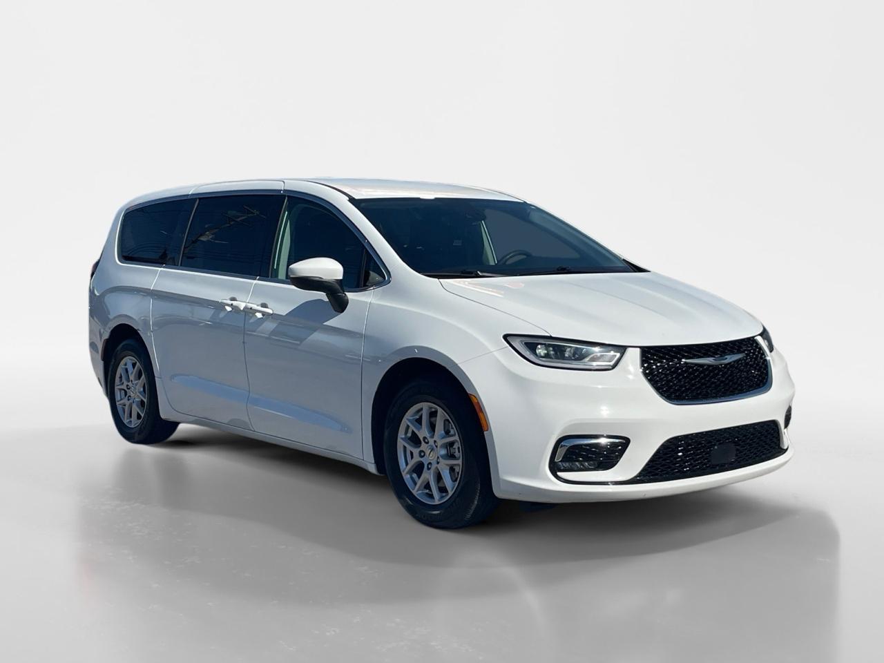 2023 Chrysler Pacifica Touring L's photo