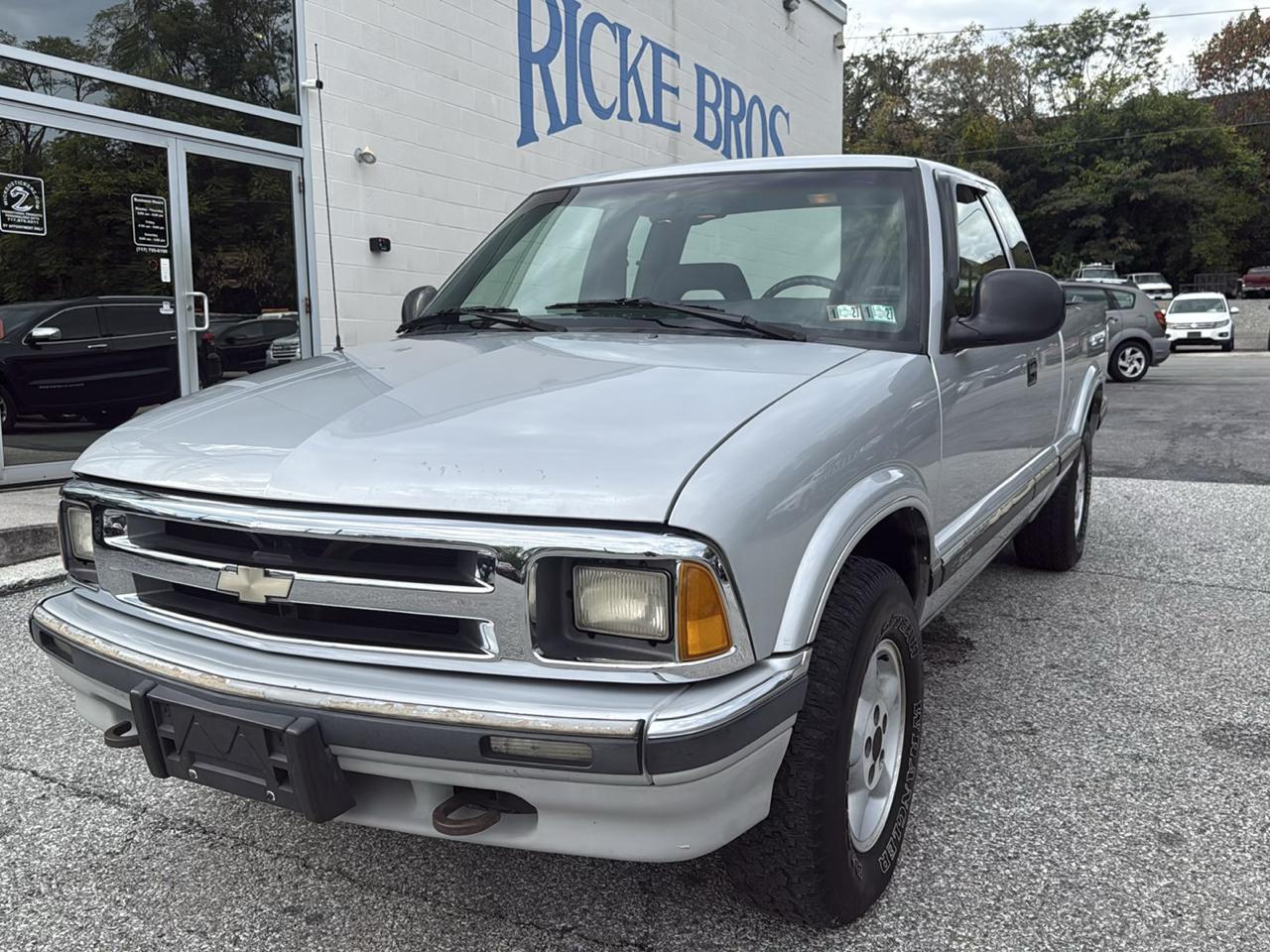 1995 Chevrolet S-10 Ext Cab 122.9" WB 4WD LS
