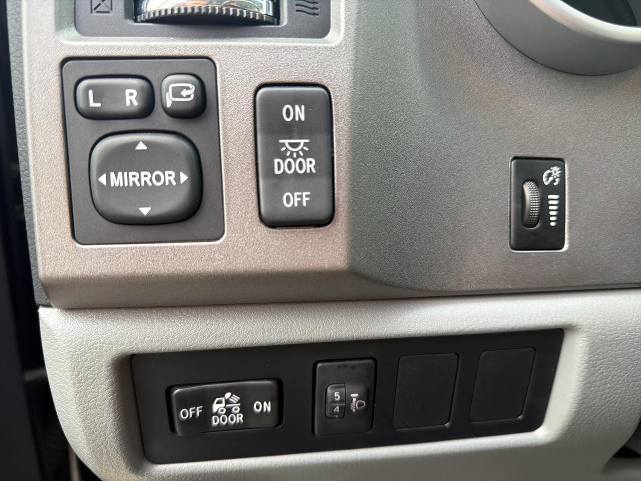 Toyota Tundra Limited 5.7L CrewMax 2WD 2011