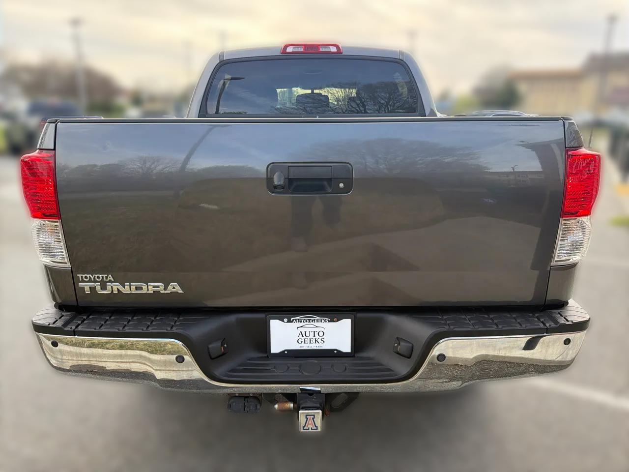 Toyota Tundra Limited 5.7L CrewMax 2WD 2011