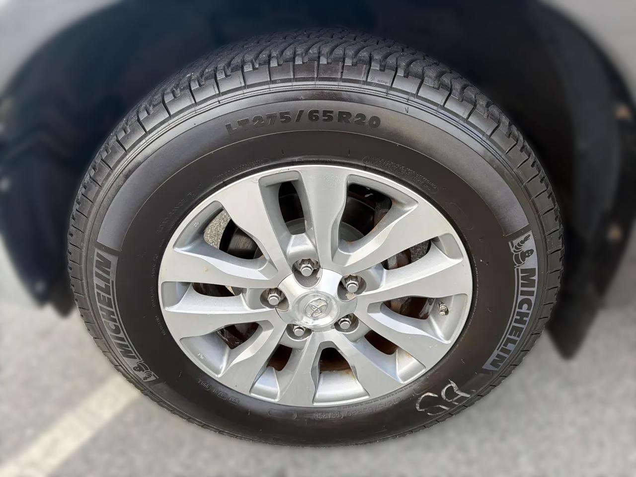 Toyota Tundra Limited 5.7L CrewMax 2WD 2011