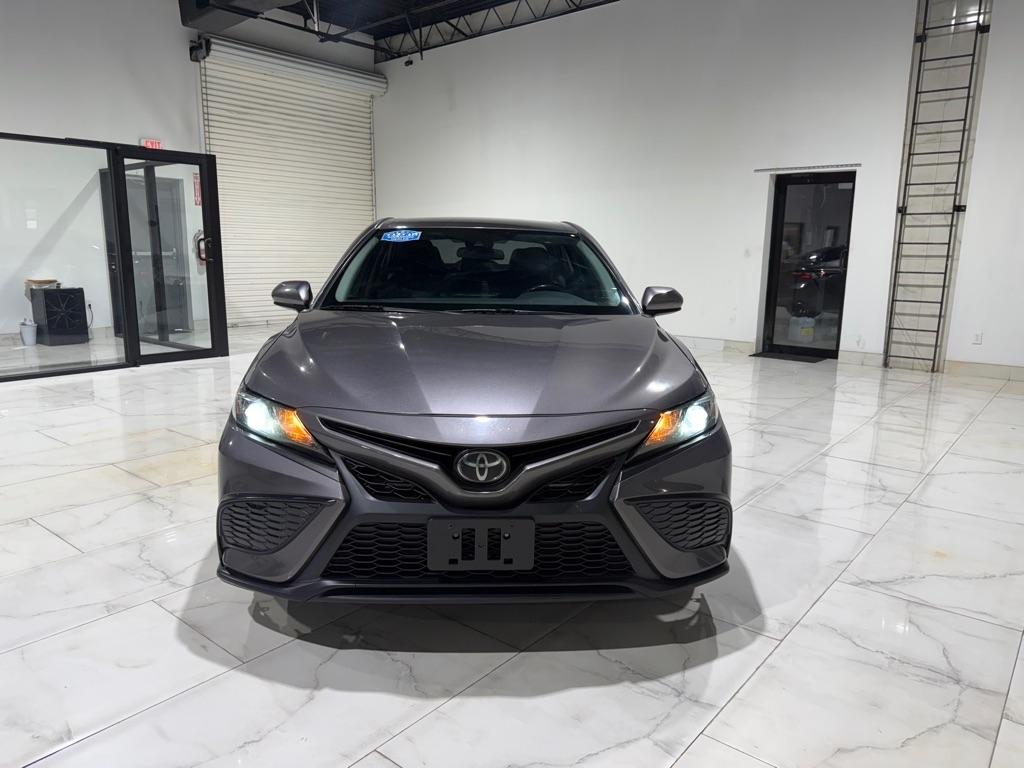 Toyota Camry SE 2021