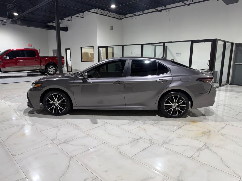 Toyota Camry SE 2021