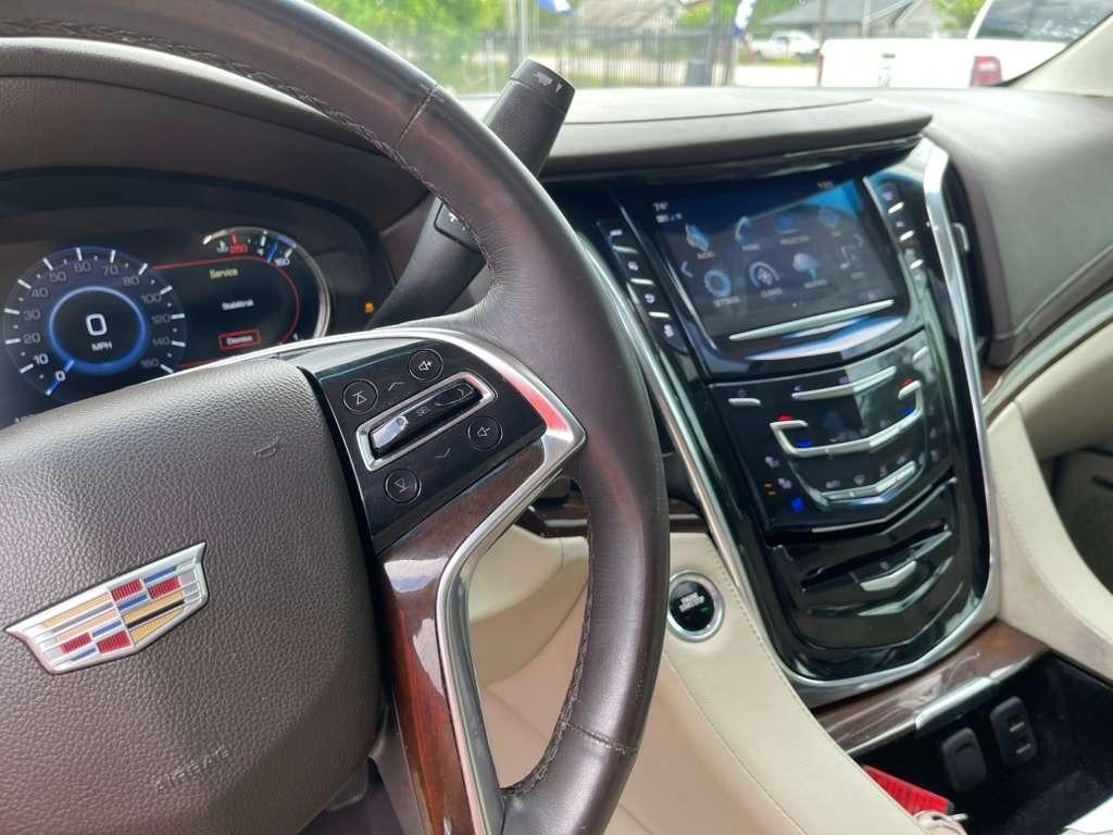 Cadillac Escalade Luxury 2WD 2017