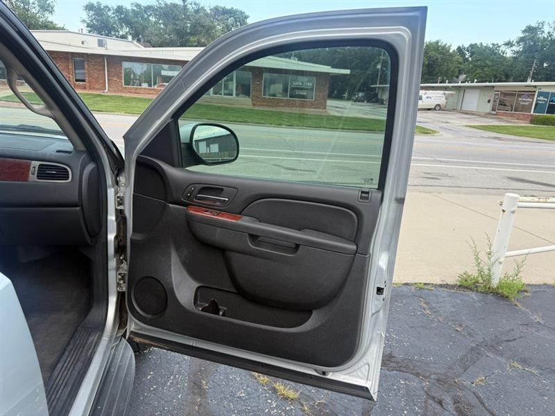 2013 Chevrolet Tahoe LT - Photo 16