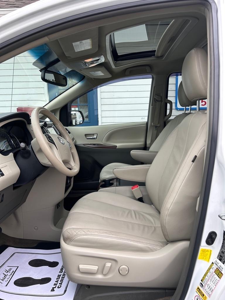 Toyota Sienna XLE FWD 8-Passenger V6 2013