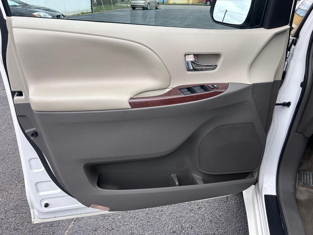 Toyota Sienna XLE FWD 8-Passenger V6 2013