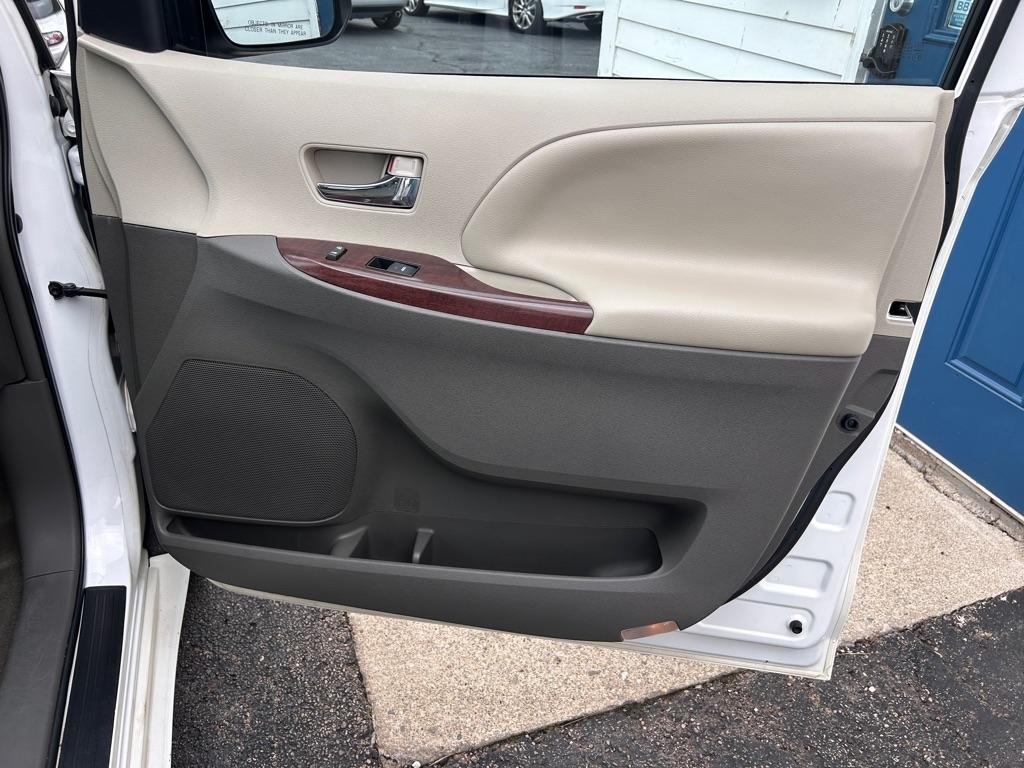 Toyota Sienna XLE FWD 8-Passenger V6 2013