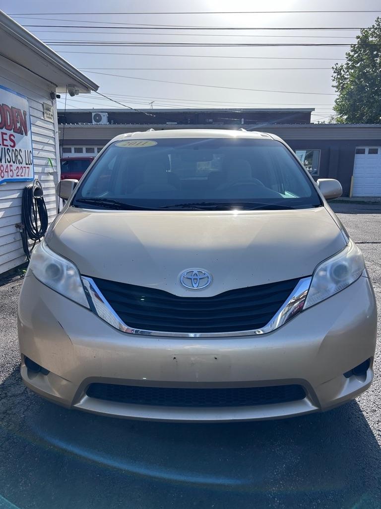 Toyota Sienna LE 8-Pass V6 2011
