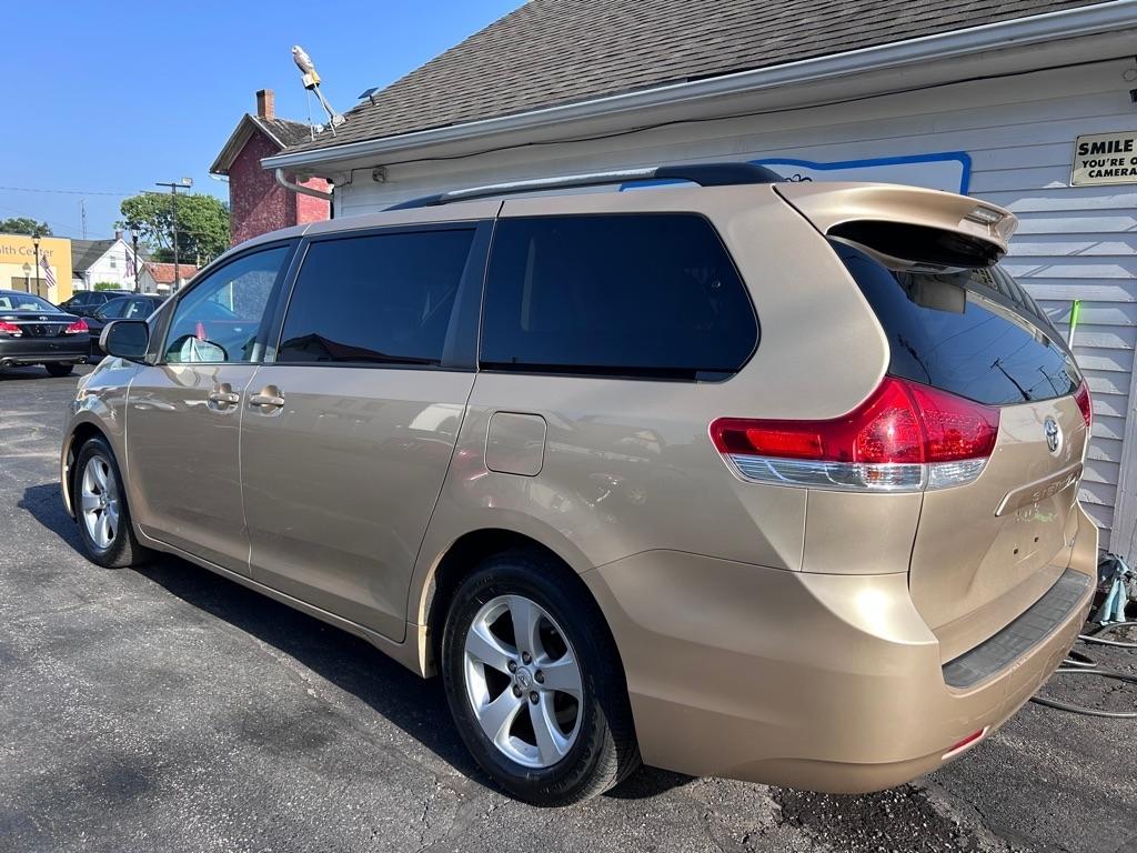 Toyota Sienna LE 8-Pass V6 2011