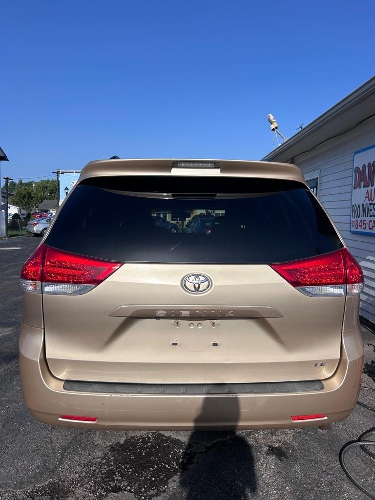 Toyota Sienna LE 8-Pass V6 2011