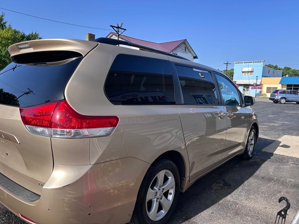 Toyota Sienna LE 8-Pass V6 2011