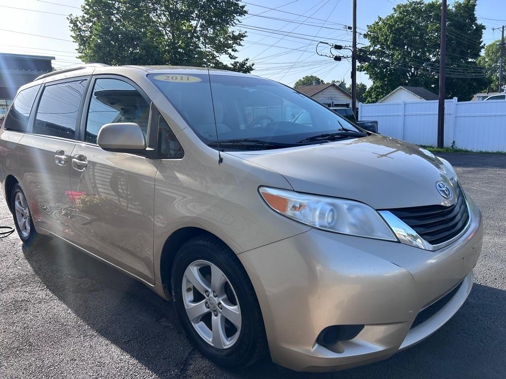 Toyota Sienna LE 8-Pass V6 2011
