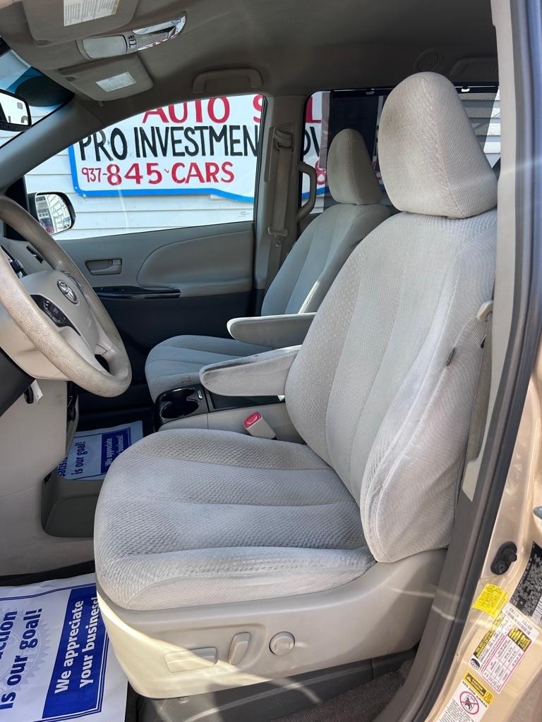 Toyota Sienna LE 8-Pass V6 2011