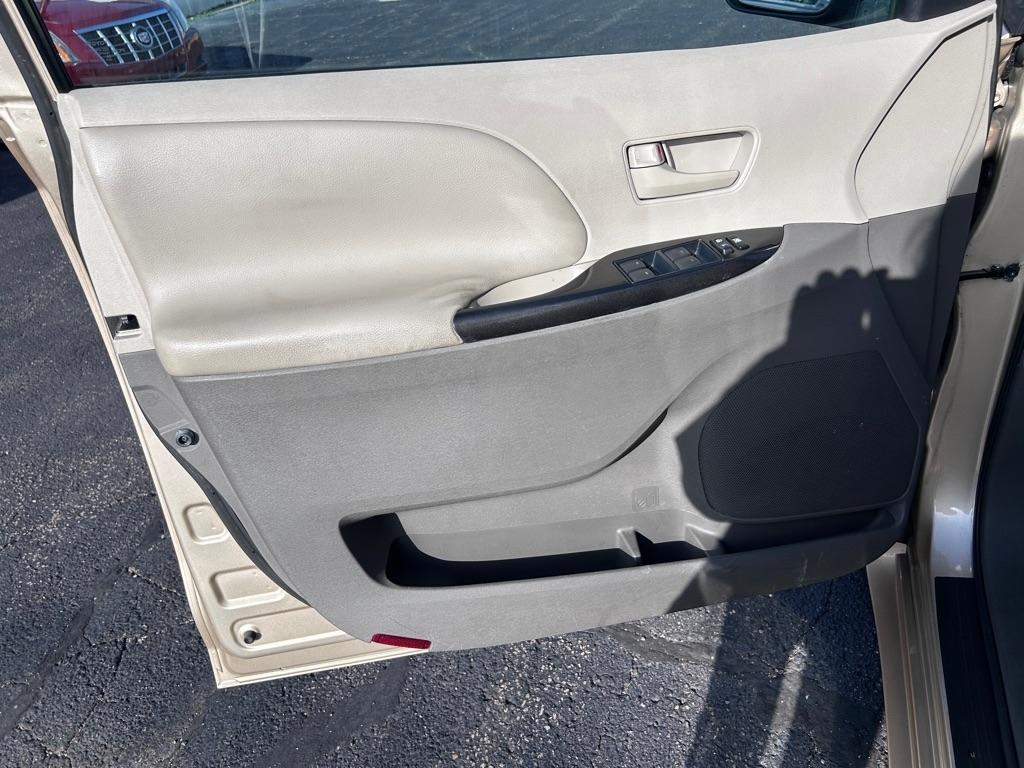 Toyota Sienna LE 8-Pass V6 2011