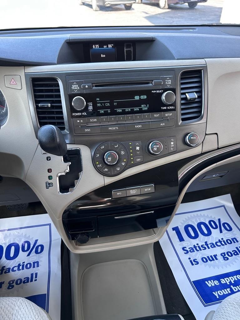 Toyota Sienna LE 8-Pass V6 2011