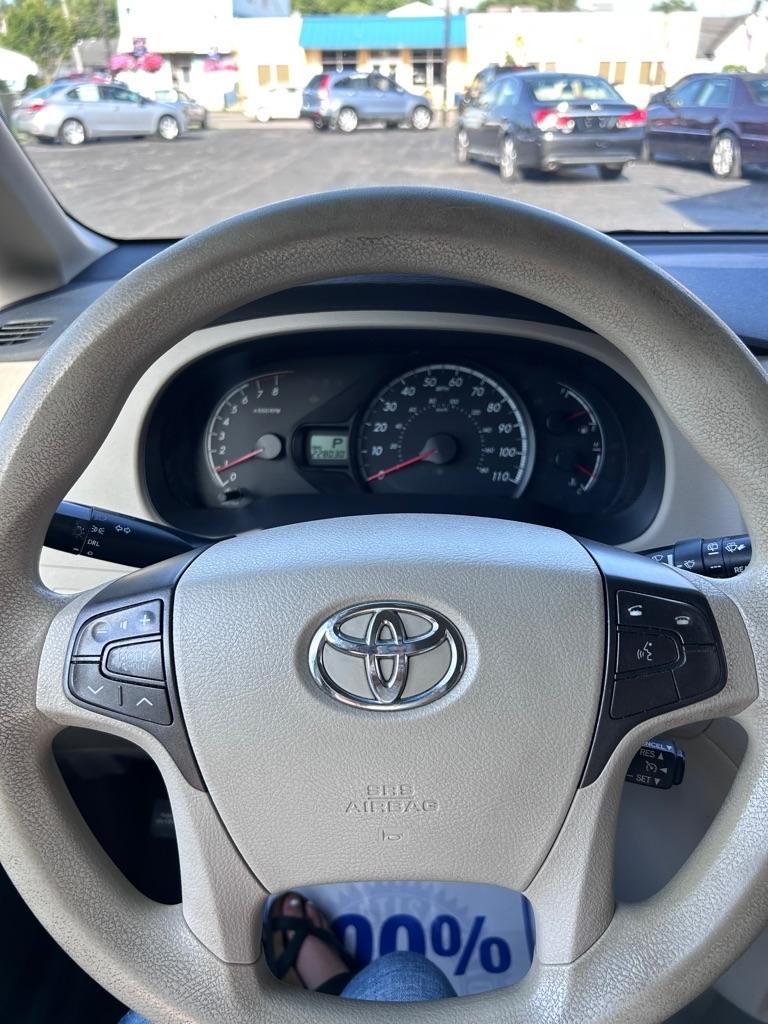 Toyota Sienna LE 8-Pass V6 2011