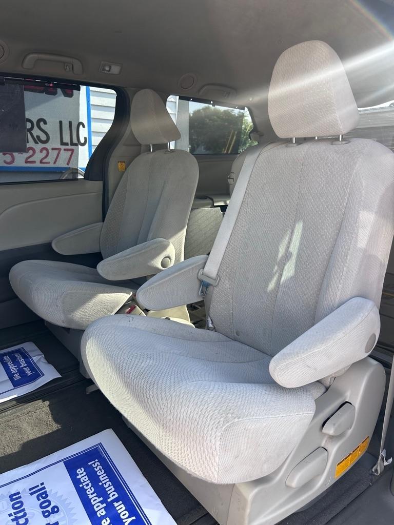 Toyota Sienna LE 8-Pass V6 2011