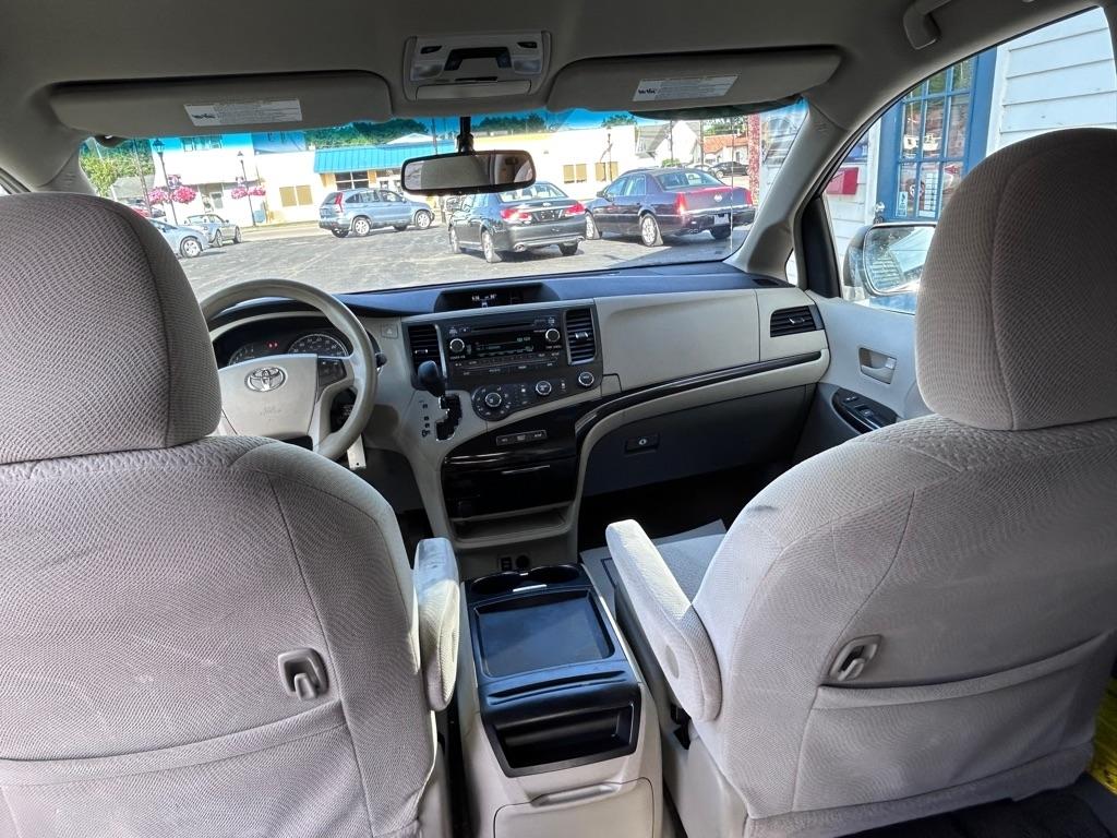 Toyota Sienna LE 8-Pass V6 2011