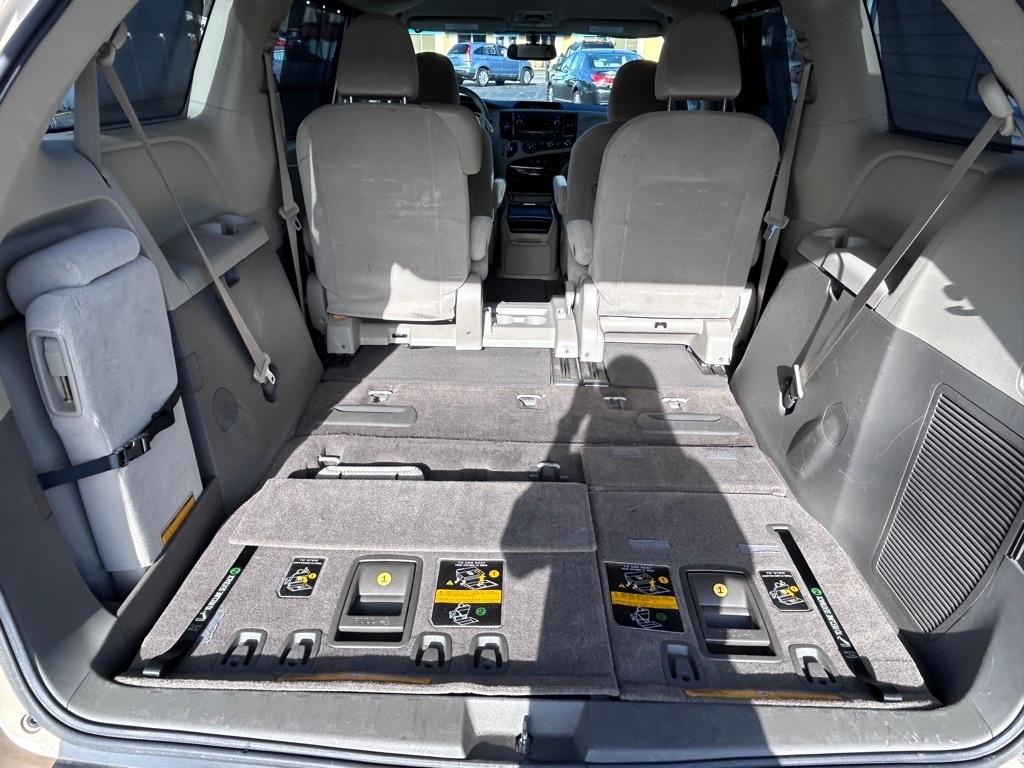 Toyota Sienna LE 8-Pass V6 2011