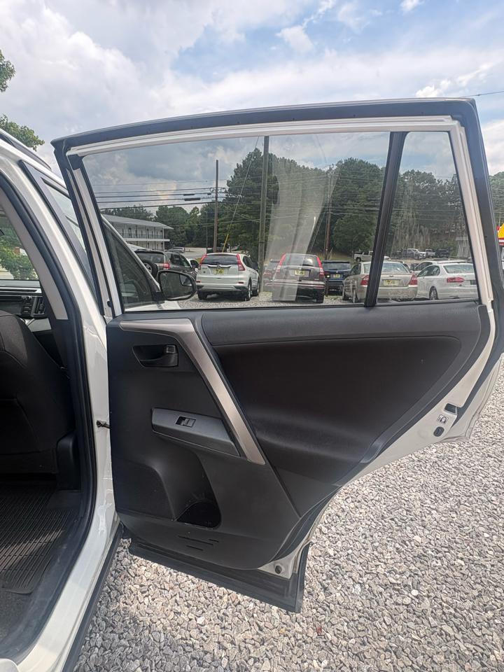 Toyota RAV4 LE AWD 2018