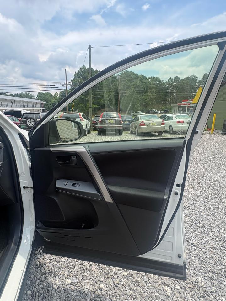 Toyota RAV4 LE AWD 2018