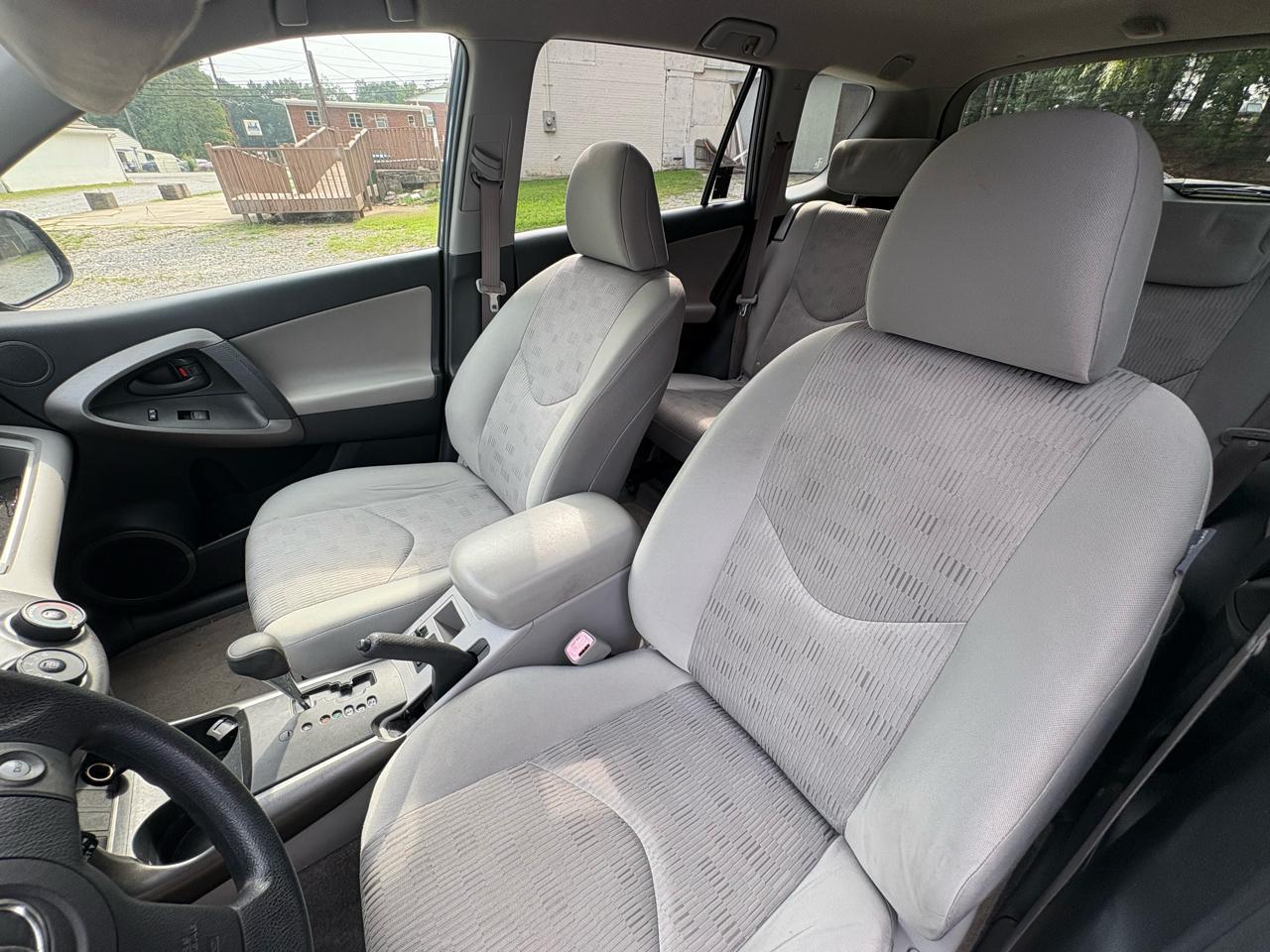 Toyota RAV4 Base V6 2WD 2009