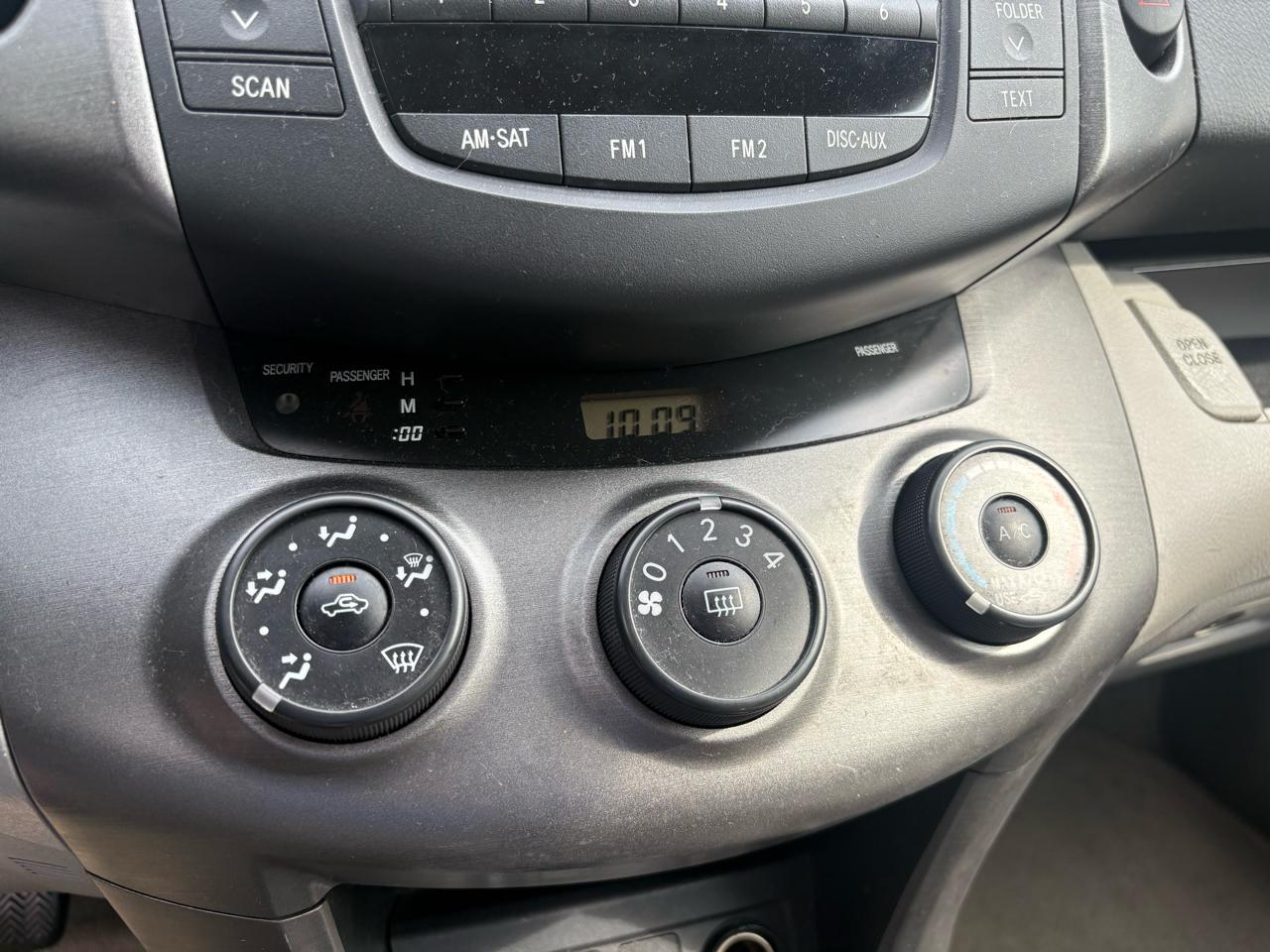 Toyota RAV4 Base V6 2WD 2009